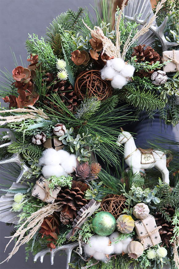 atrakcyjny wianek świąteczny z konikiem, Moderni, śr.55cm