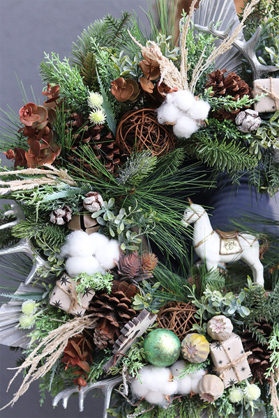 atrakcyjny wianek świąteczny z konikiem, Moderni, śr.55cm