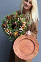 Miedziany, świąteczny stroik na talerzu