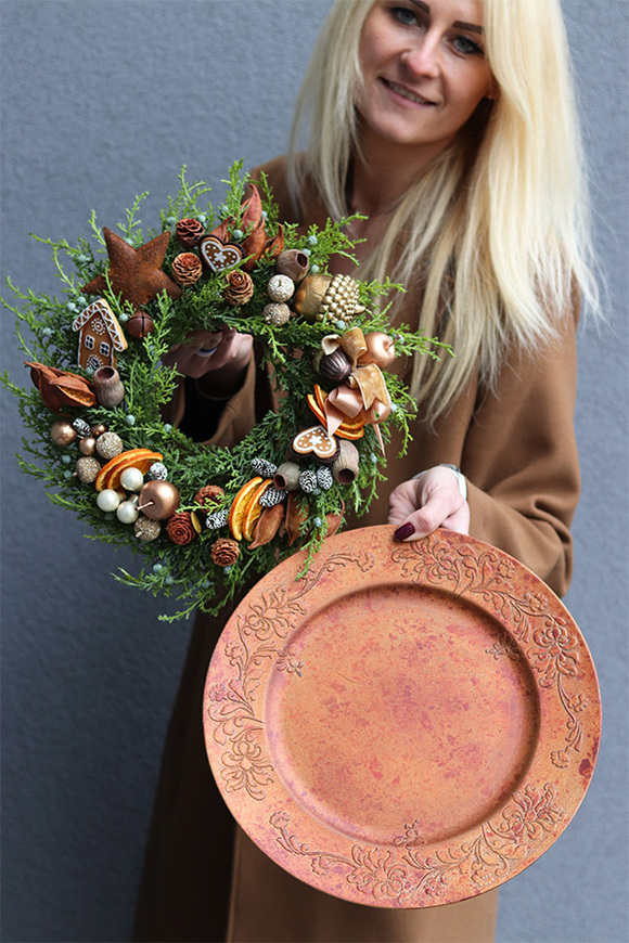 Miedziany, świąteczny stroik na talerzu
