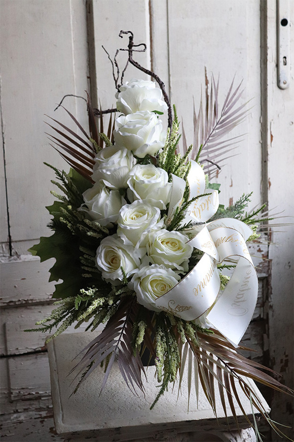 Biała Begoria, bukiet nagrobny z  różami, wys.67cm