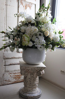 Florencja Fiberglass, kompozycja kwiatowa w białej donicy, wym.82x106cm 