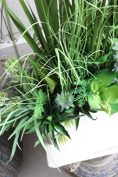 kompozycja z trawami w białej donicy, Feratiso, wys.57cm