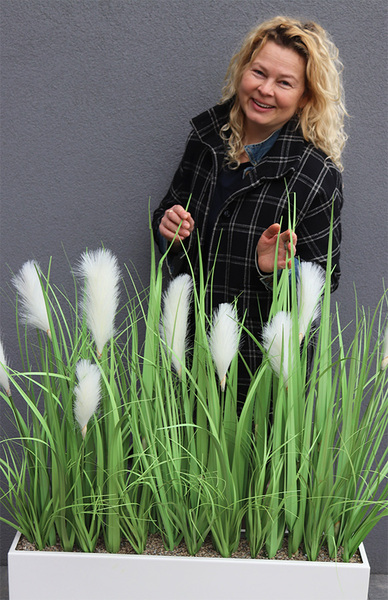 Mojo 2, kompozycja ze sztucznej trawy w donicy klienta, wys.113cm