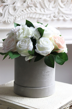 Celinasa Beure, szary welurowy flowerbox z jasnymi kwiatami, wys.31cm