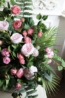 Różowy Dzień Rustic, kompozycja kwiatowa w donicy z teksturą