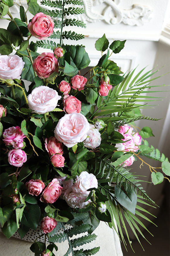 Różowy Dzień Rustic, kompozycja kwiatowa w donicy z teksturą