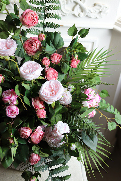 Różowy Dzień Rustic, kompozycja kwiatowa w donicy z teksturą