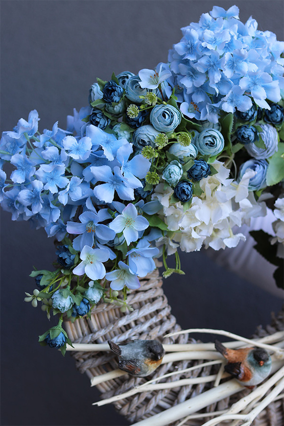 Niebieska Kokarda Bird, wianek na drzwi z hortensjami