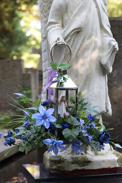 Angelo Garden Bluenia, kompozycja nagrobna ze srebrnym lampionem, wys.53cm 