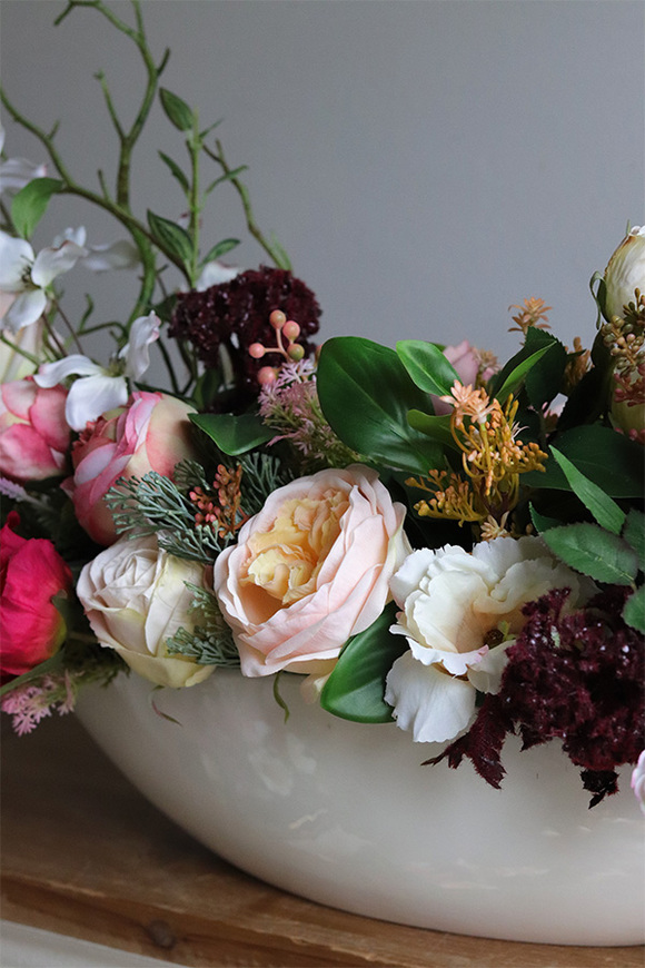 Miodowy Dom, kompozycja kwiatowa w łódce