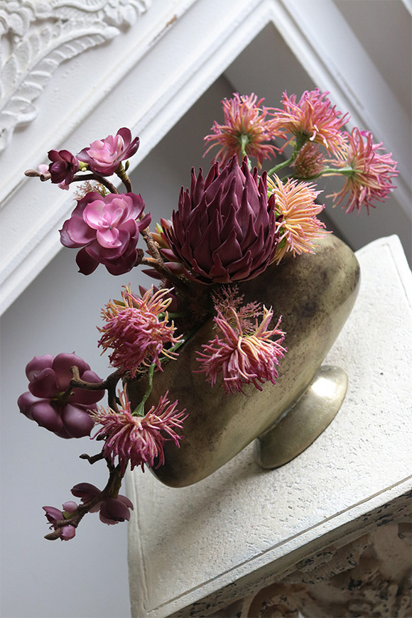 Olivina Kristi 2, kompozycja sukulenty w złotym pucharze