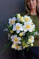 Żonkile Heleny, wiosenny bukiet nagrobny we wkładzie