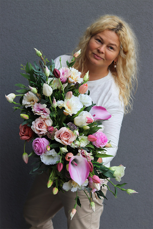 Tulippa Laos, kompozycja nagrobna w naczyniu łódce