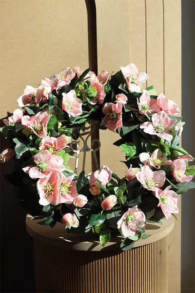 Różowe Ciemierniki, kolorowy wianek na drzwi