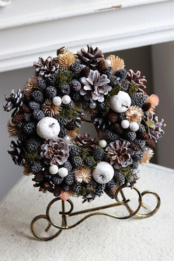 Leśne Skarby 2, dekoracyjny wianek z szyszek, śr.24cm 