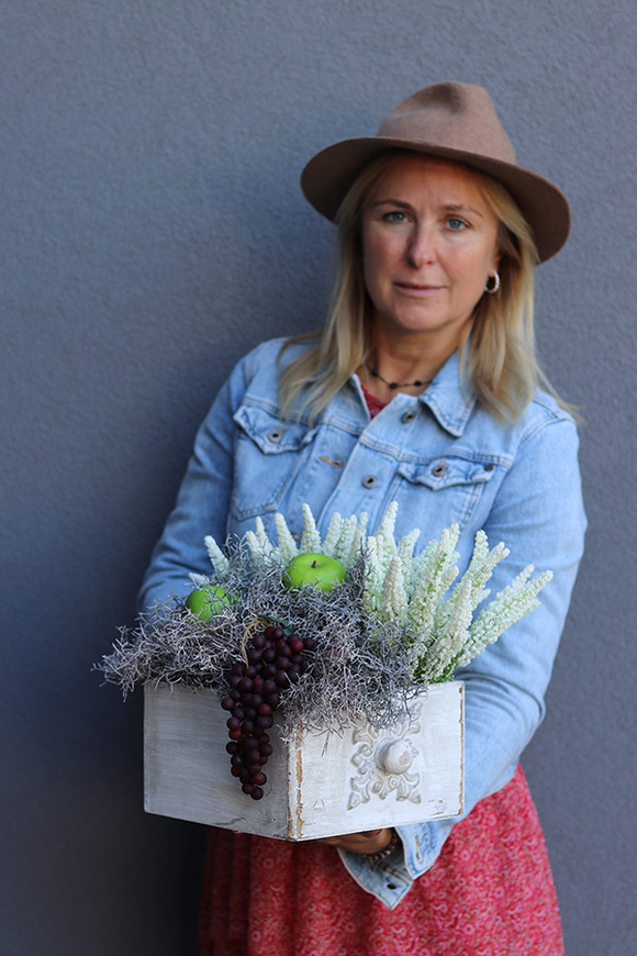 Jesienne Wrzosy, kompozycja kwiatowa w drewnianej skrzynce, wym.30x38x36cm