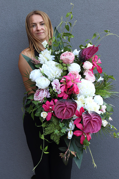 Legutte Pink, kompozycja nagrobna w ceramicznej misie, wym.50x56x95cm