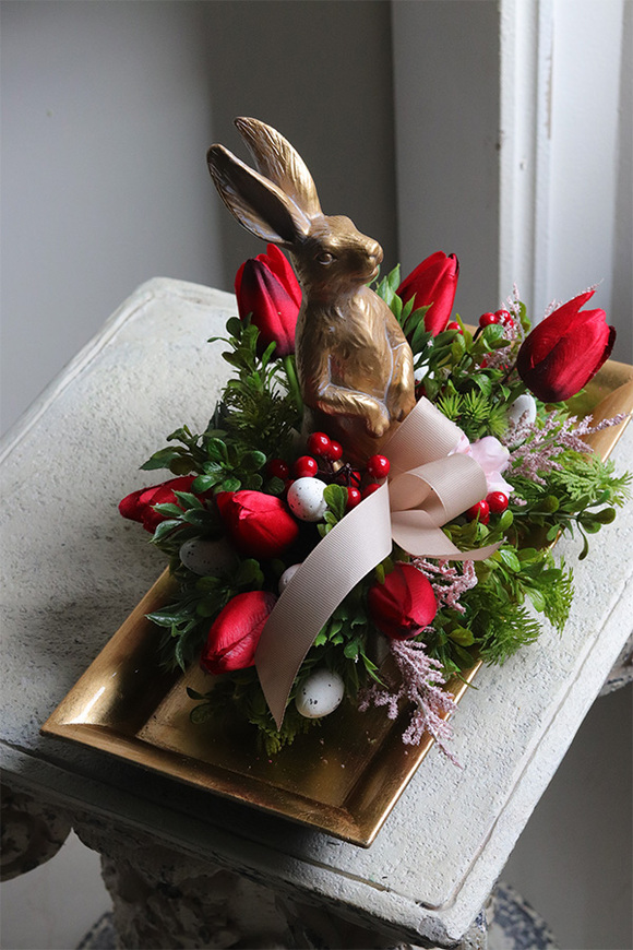 Red Easter 2, stroik wielkanocny zajączek w tulipanach
