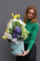 Turkusowa Rabata, wiosenna kompozycja kwiatowa	