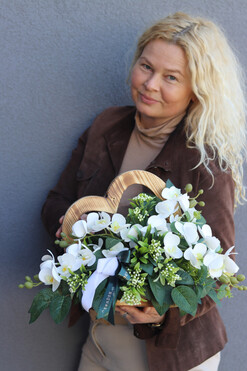 Heartwood Orchid, kompozycja nagrobna z orchideą serce, wym.27x44x22cm