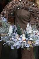 Mroźna Kraina, gęsty zimowy wianek ze skrzatem