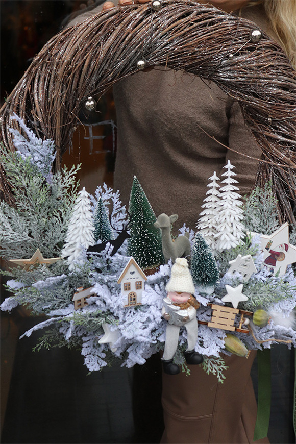 Mroźna Kraina, gęsty zimowy wianek ze skrzatem