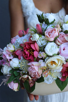 Eleni, kompozycja kwiatowa w kremowym naczyniu, wym.25x36cm