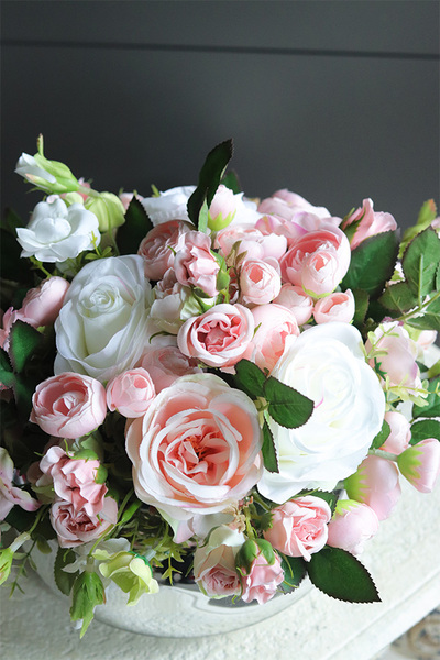 Pink Time Pompadour, kompozycja kwiatowa w naczyniu