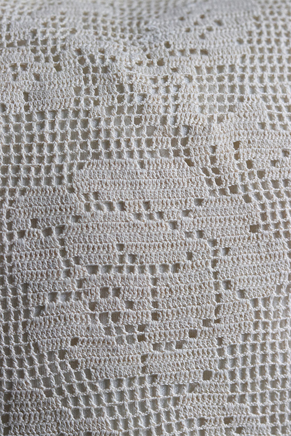 Village Cream, poszewka na poduszkę z koronką