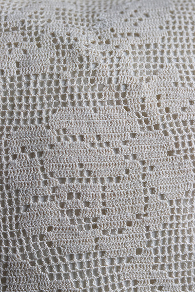 Village Cream, poszewka na poduszkę z koronką