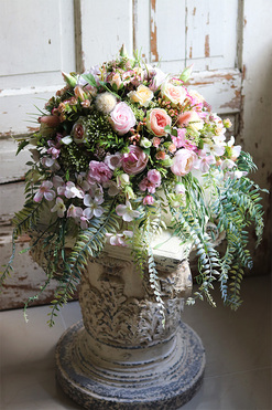 Manfredo Leto, kompozycja kwiatowa w białym naczyniu, wym.34x52cm 