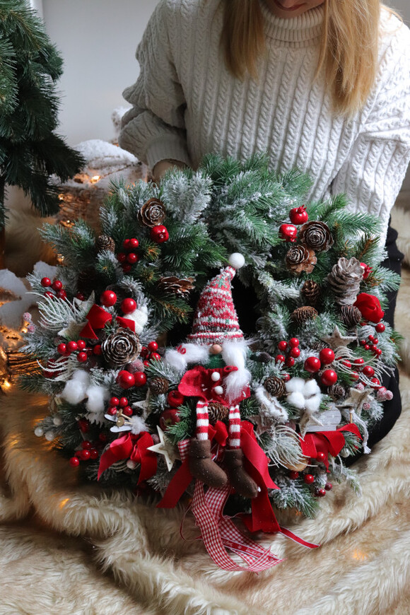 Mroźny Skrzat, gęsty zimowy wianek ze skrzatem