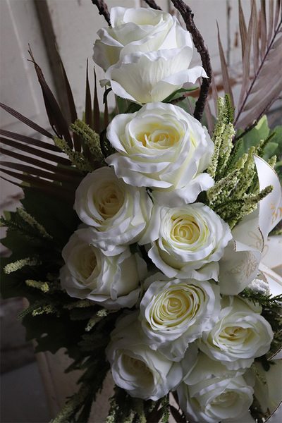 Biała Begoria, bukiet nagrobny z różami, wys.67cm