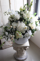 Florencja Fiberglass, kompozycja kwiatowa w białej donicy, wym.82x106cm 