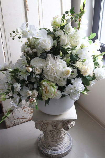 Florencja Fiberglass, kompozycja kwiatowa w białej donicy, wym.82x106cm 