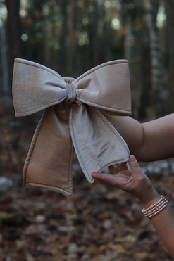 OD RĘKI Decoratoria Beige, welurowa kokarda zawieszka, wym.30x30cm 