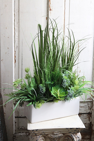 kompozycja z trawami w białej donicy, Feratiso, wys.57cm 