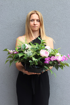 OD RĘKI Pudretta 2, kompozycja nagrobna w misie, wym.36x80cm