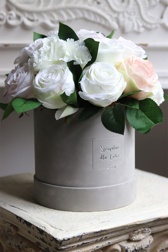 Celinasa Beure, szary welurowy flowerbox z jasnymi kwiatami