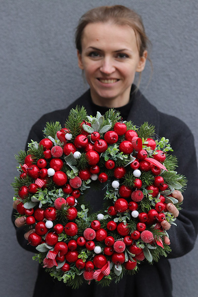 Red Berry Winter, świąteczny wianek z owocami