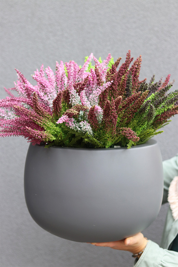 Wrzosowisko Fiberglass, wrzosy w szarej donicy