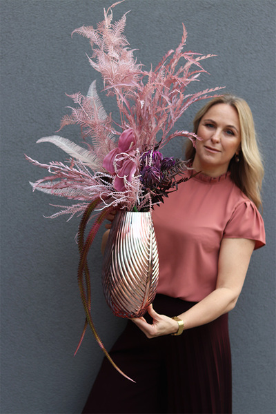 Menilla Leaf, kompozycja kwiatowa w naczyniu