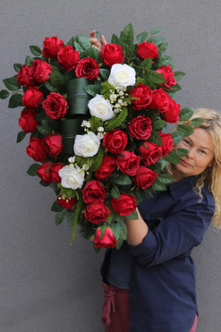 OD RĘKI Polonica 2, wiązanka nagrobna w kształcie serca, dł.75cm