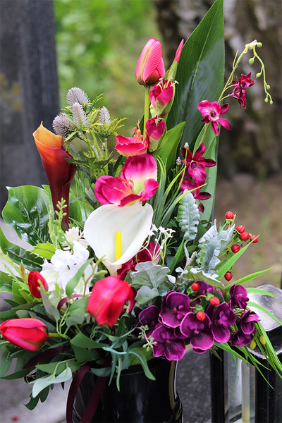 Leonida, bukiet nagrobny z kaliami i orchideą