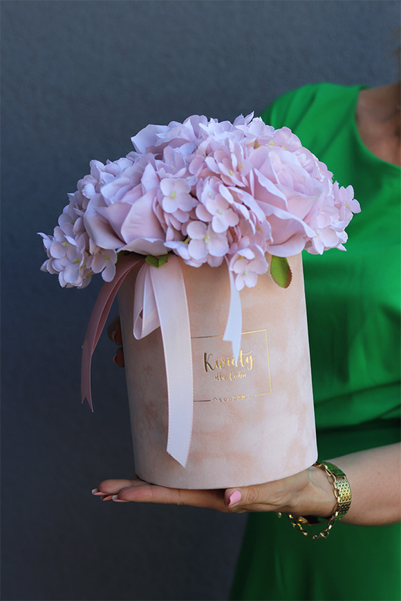 Velurana, różowy flowerbox z hortensjami i różami
