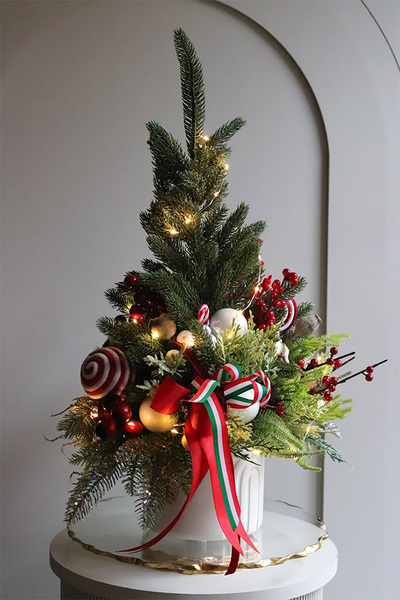 Red Landia, realistyczna choinka świąteczna z przybraniem