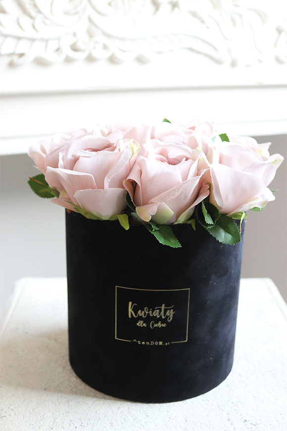 Rosie, welurowy flowerbox z różami