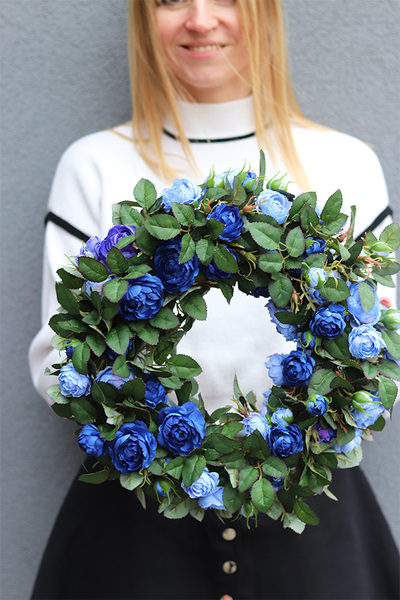 Blue Rose Garden, niebieski wianek kwiatowy z różami