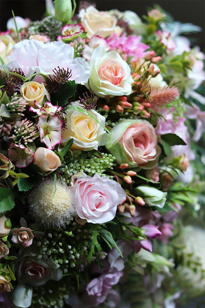 Manfredo Leto, kompozycja kwiatowa w białym naczyniu, wym.34x52cm 